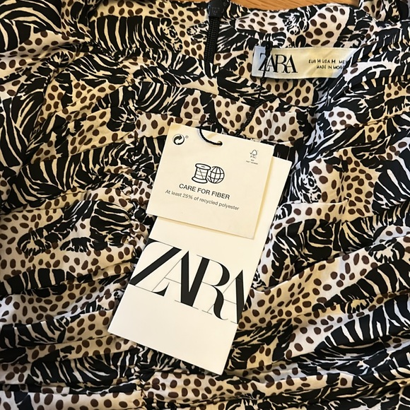 NWT Zara Black and White animal print Ruffle Blouse‎ medium - Picture 2 of 3